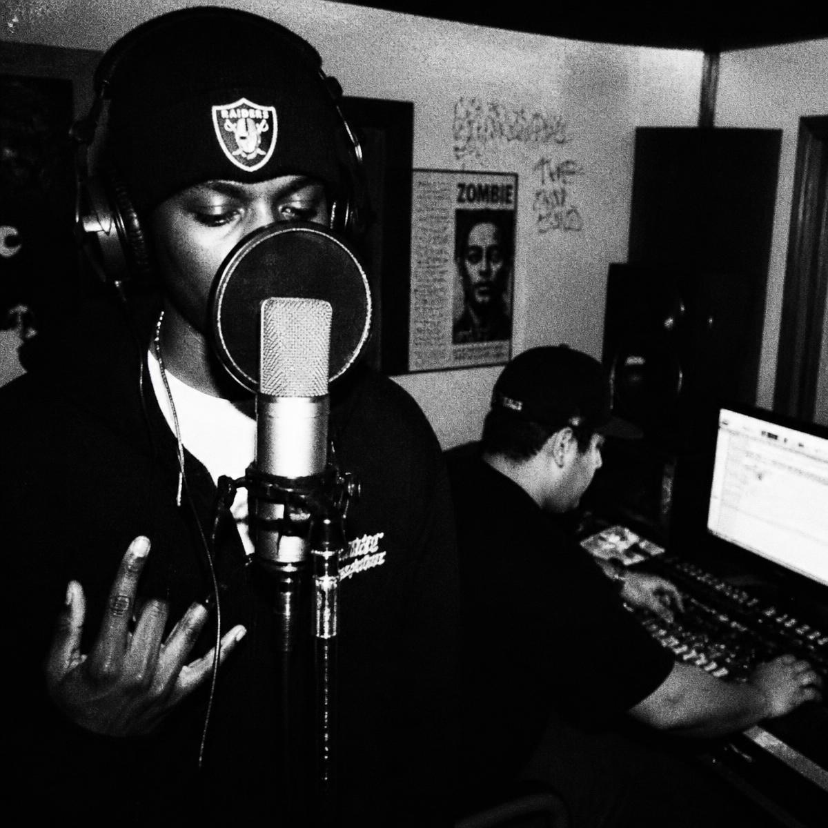 Artiste en session d'enregistrement au studio PLF